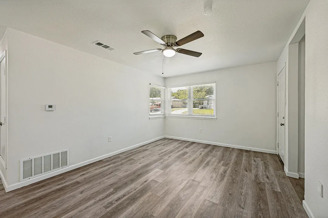 411 Hillcrest St — Photo 3