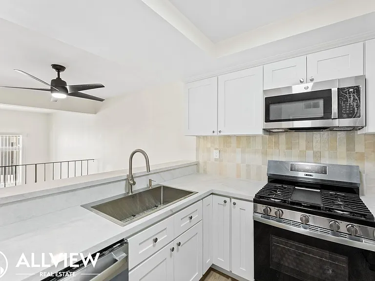 2418 Huntington Street — Photo 12