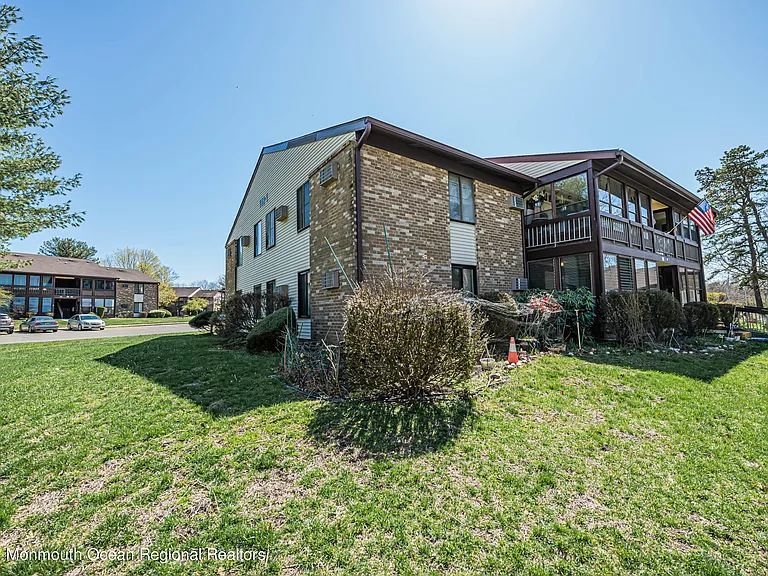 118 Amberly Dr #J — Photo 2