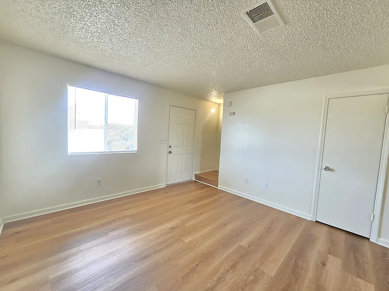 9825 N Loop Blvd #B — Photo 11