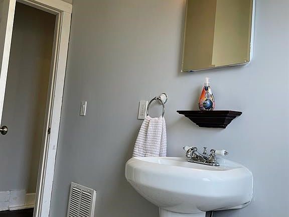 2nd image of 2063 Seward Ave Unit 2
