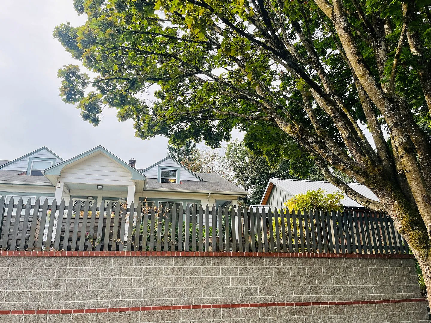 Charming Vintage 3 Bedroom 2 Bathroom Duplex is a Must See — Photo 3