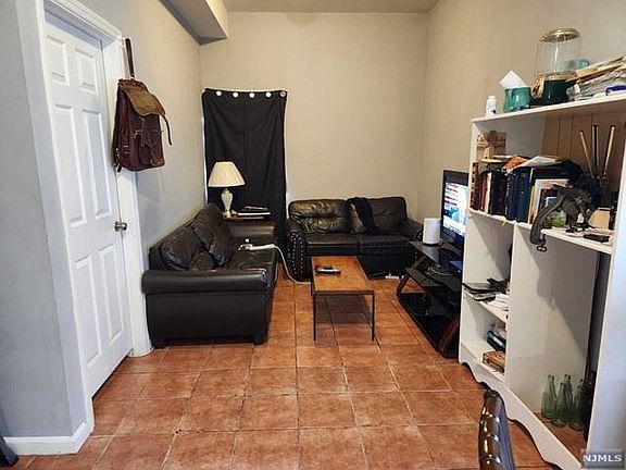 4th image of 313-315 S 6th St Floor 3