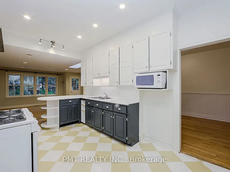 47 Herbert Ave — Photo 18