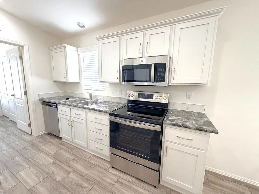 2 bed, 2.0 bath, 752 sqft, $1,499 — Photo 2