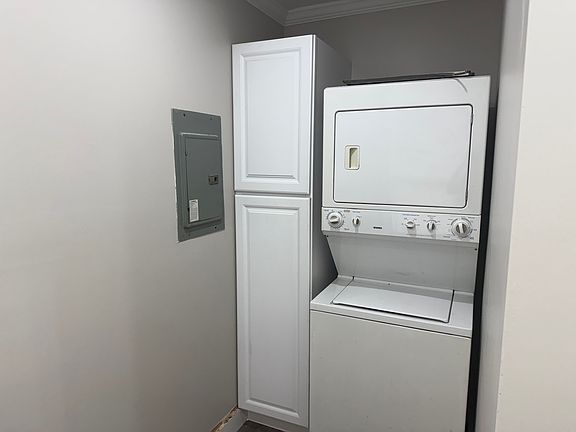4th image of 553 E Maxlow Ave