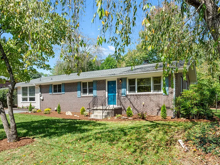 1111 Cherokee Dr — Photo 1