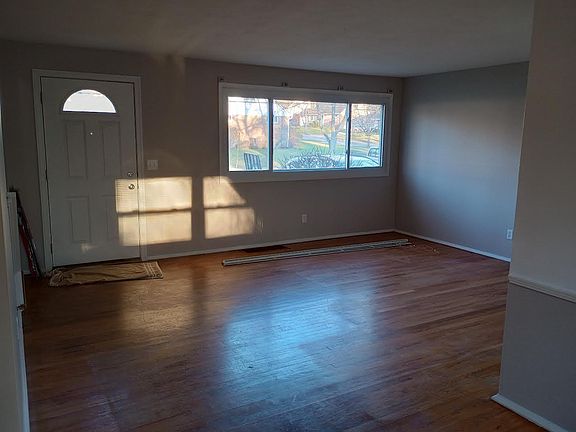 3rd image of 18 Deerhill Ln