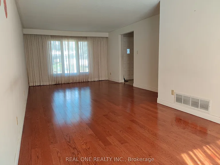 72 Liebeck Cres — Photo 7