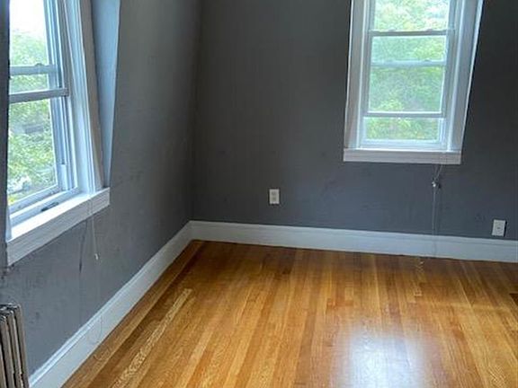 4th image of 130 Willow Ave