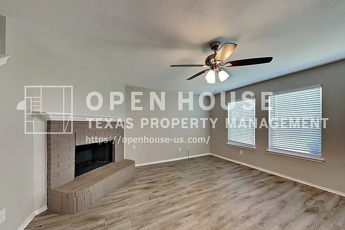 1056 Silver Spur Ln — Photo 3