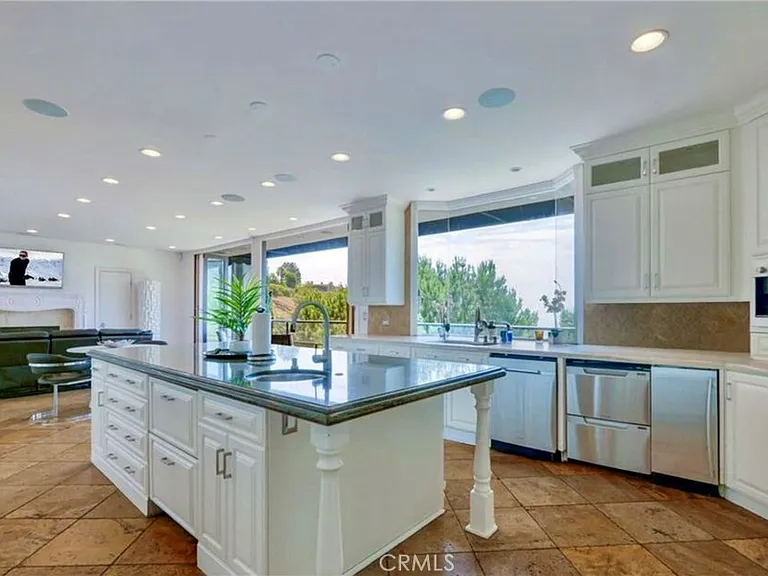 7218 Mulholland Dr — Photo 9