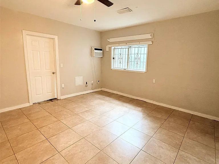 6109 Saxon Dr #B — Photo 7