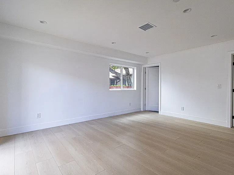 New Construction Luxury 4 Bed Townhomes With Roof Decks — Photo 9
