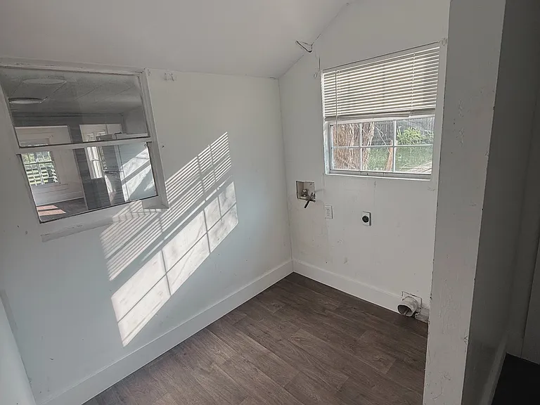 535 E Railroad St — Photo 10