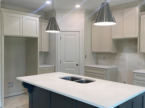 4th image of 707 Joseph Ln