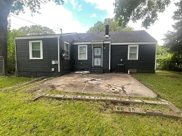 3 bed, 1.0 bath, 1231 sqft, $1,100 — Photo 2