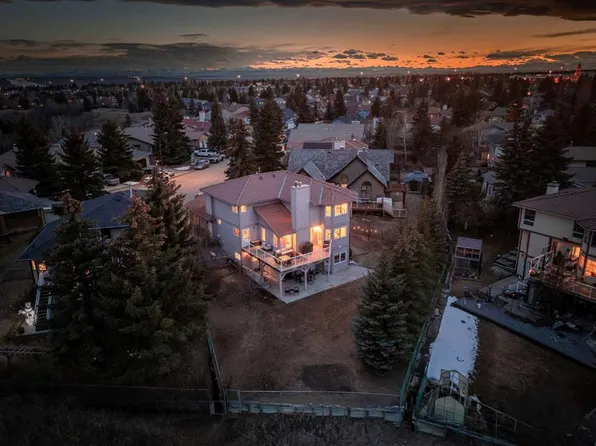 47 SW Edgeridge Ct NW, Calgary, AB T3A 4P1