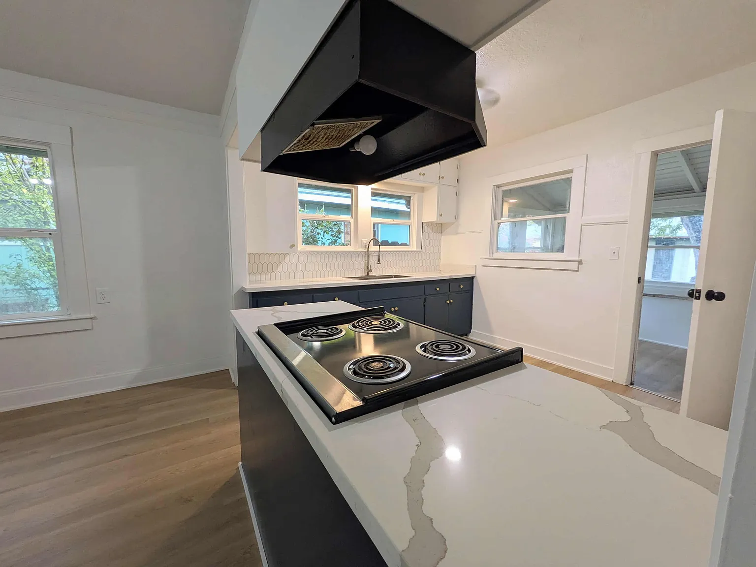 3 bed, 1140 sqft, $1,995 — Photo 2