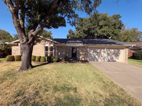 2209 Mountainview Dr, Hurst, TX 76054