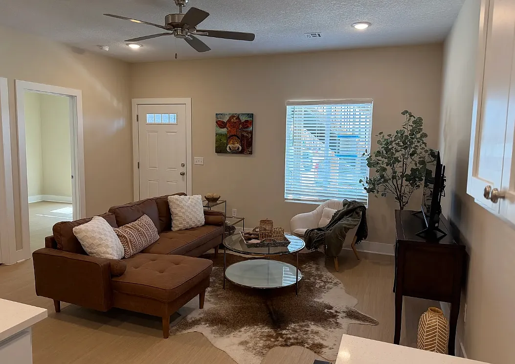 3 bed, 1100 sqft, $1,425 — Photo 1