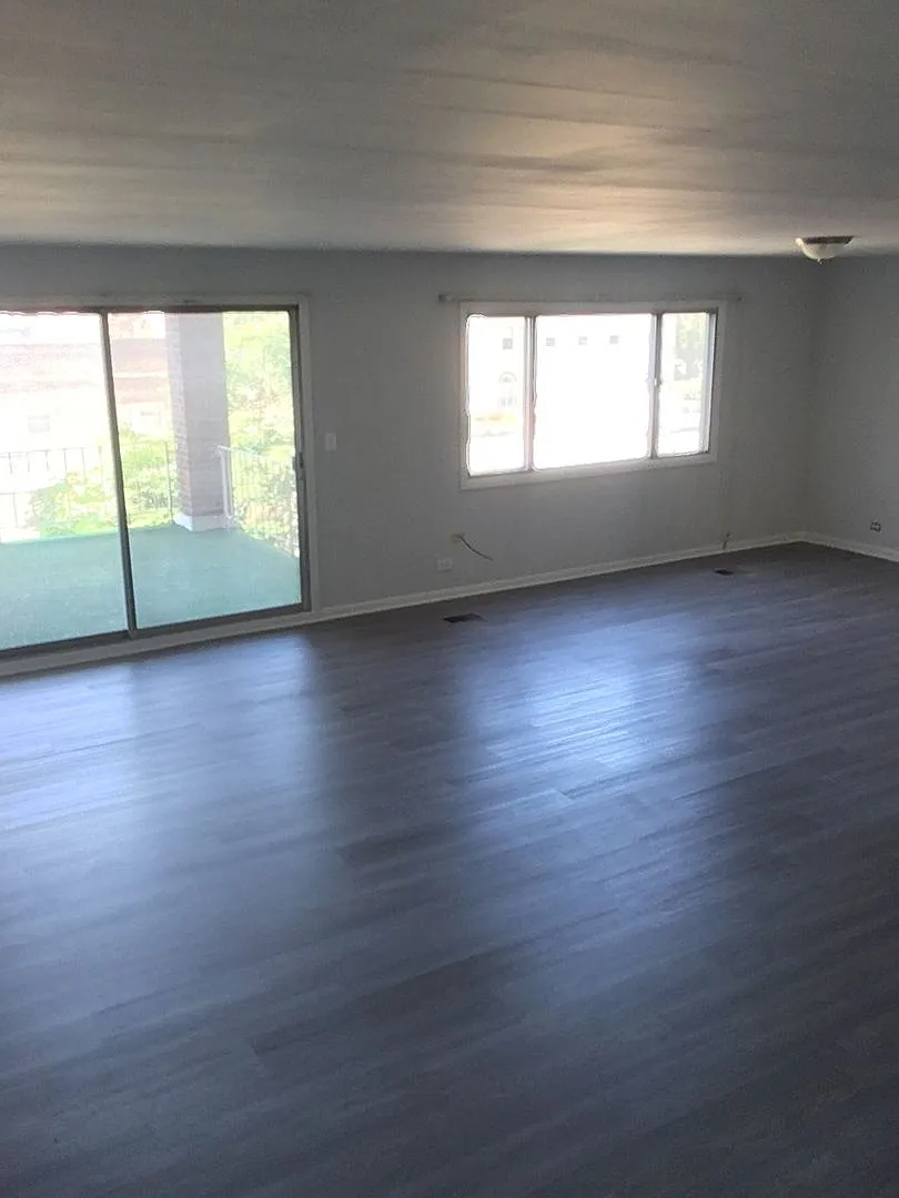 301 - *800 Oak Street Building* — Photo 4