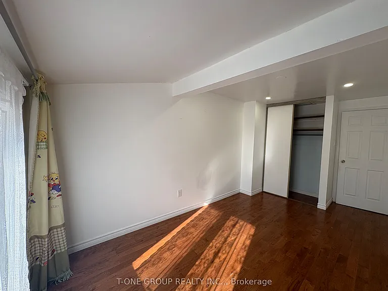 49 Ambercroft Blvd — Photo 12