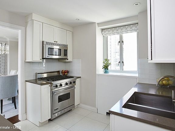 4th image of 200 E 66th St APT D1603