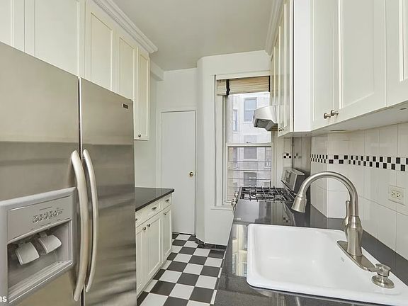 5th image of 138 E 36th St APT 5A