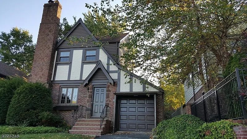 685 Allwood Rd photo 1