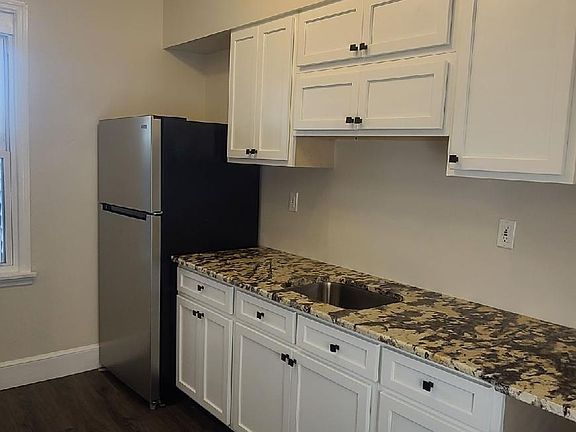 Spacious kitchen, stainless steel appliances, granite countertops
