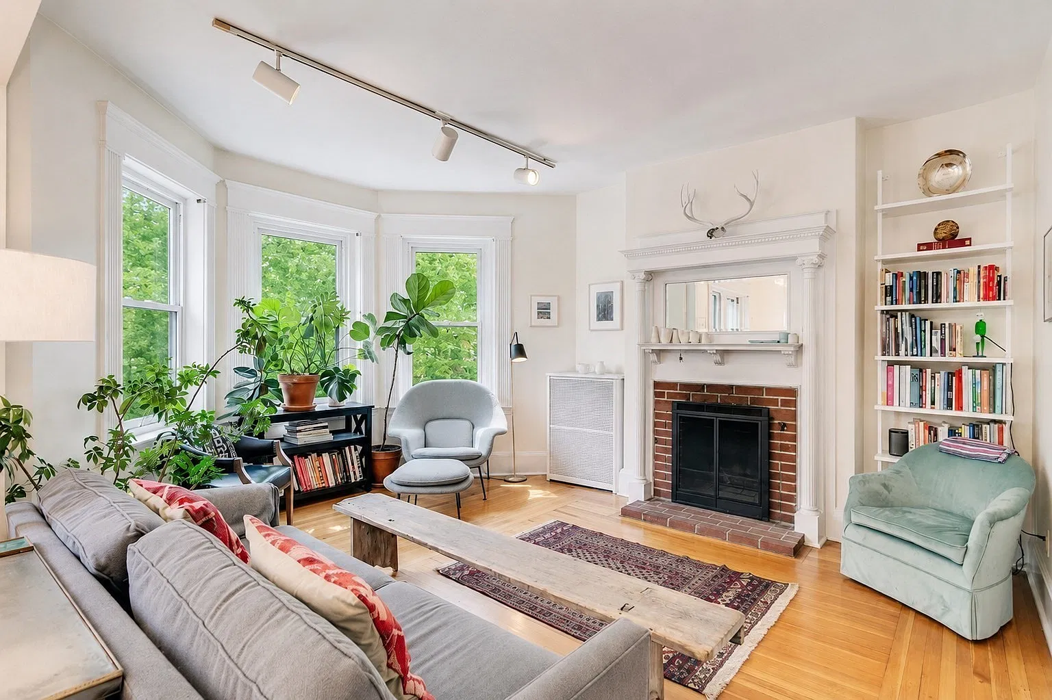 3 bed, 1.0 bath, 1256 sqft, $4,200 — Photo 2