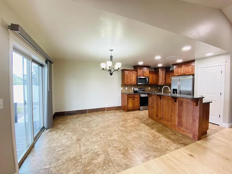 708 Emma Ct — Photo 5