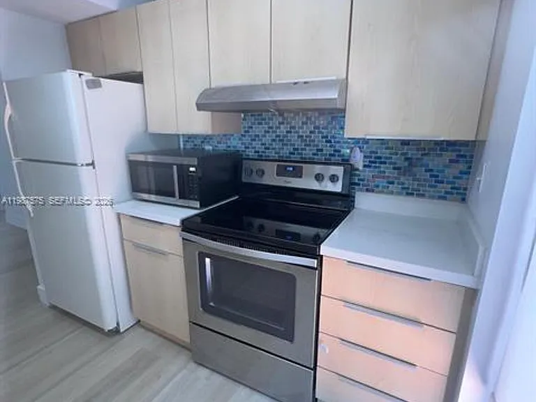 10550 NW 7th Ter #B7 — Photo 11