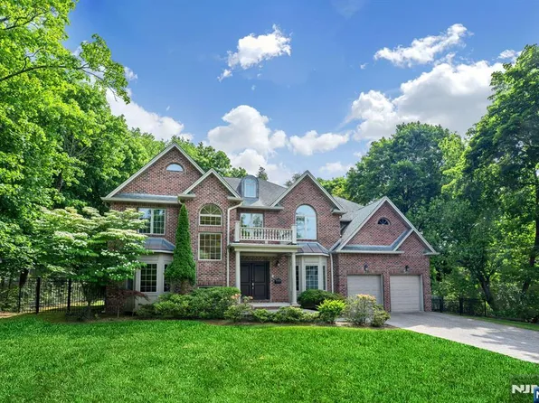 19 Walker Ave, Closter, NJ 07624