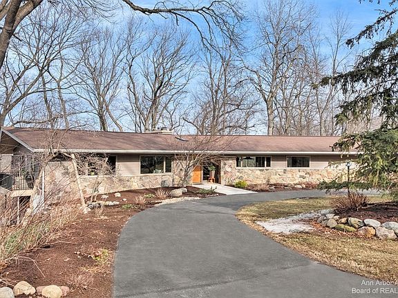 5th image of 415 Riverview Dr