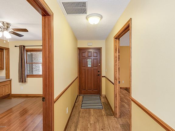 Front hallway towards entrance