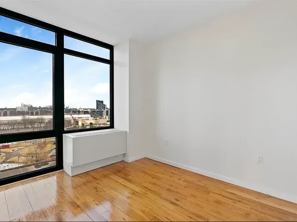 34-46 Vernon Boulevard image 9 of 16