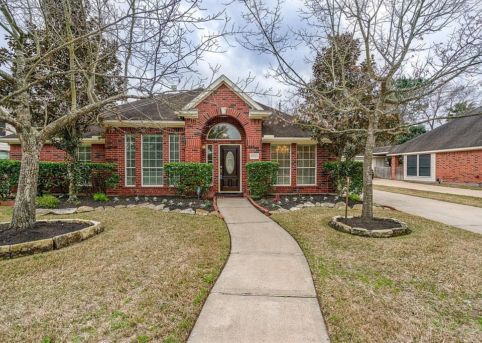 Charming 1-story home located in the established neighborhood of Aberdeen Trails.