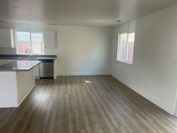 4th image of 487-489 Neptune Dr #487