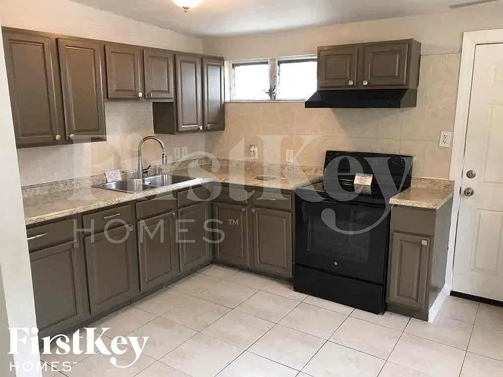 4 bed, 2.0 bath, 1288 sqft, $2,310 — Photo 3