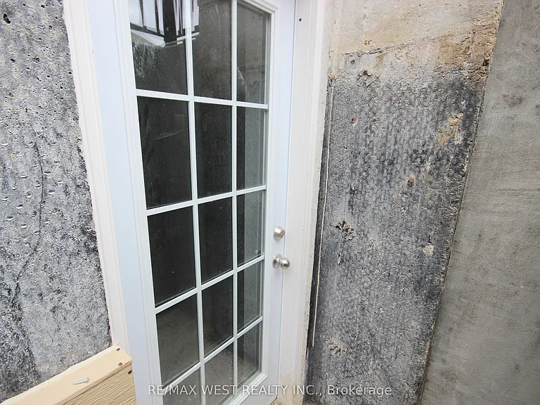 152 The Queensway #BASEMENT — Photo 4