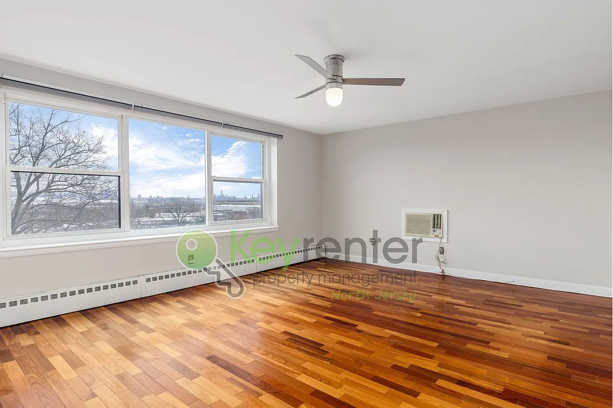 Building Photo - 95 Orient Way #5E