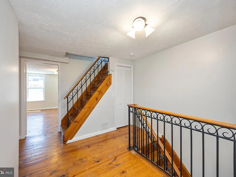 206 E Cross St — Photo 13