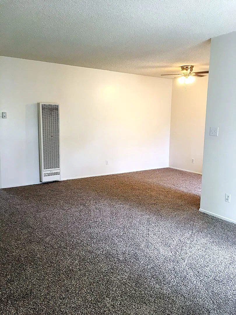 18555 Burbank Blvd Apartments — Photo 4