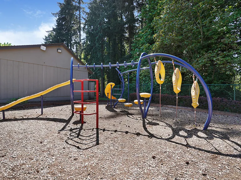 Maple Knoll Apartments — Photo 27