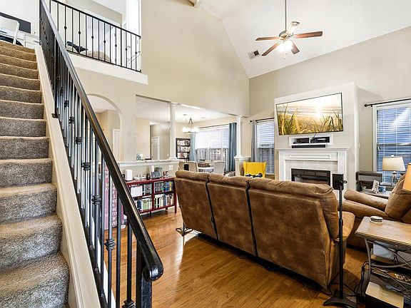 4th image of 1282 Island Pl E