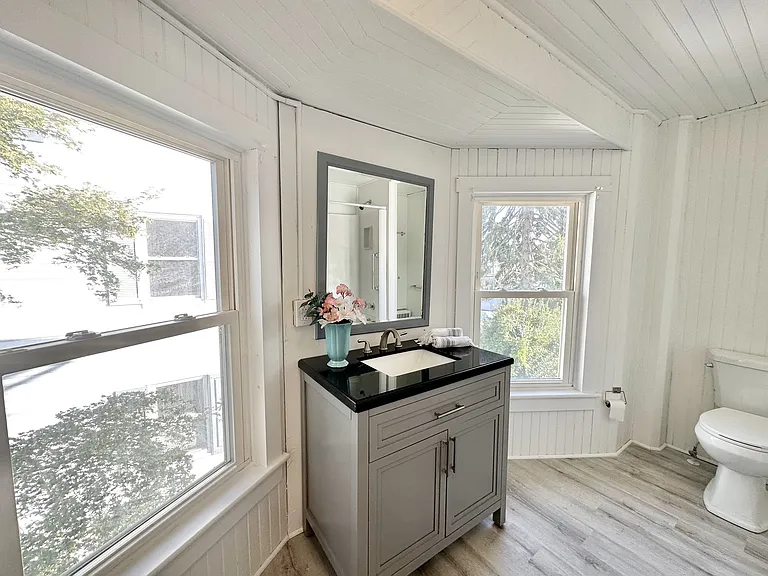 957 Vine St — Photo 2