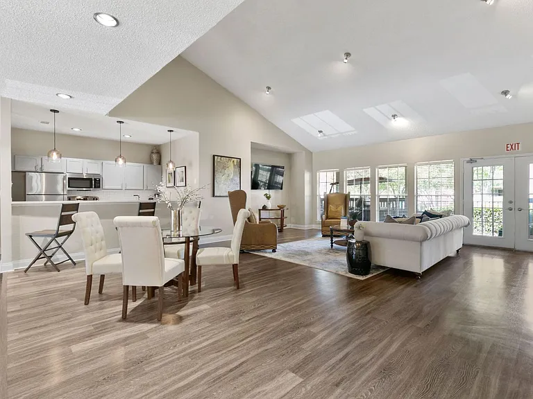 Creekwood Apartment Homes — Photo 11