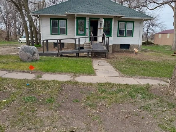 305 N Broadway St, Delmont, SD 57330